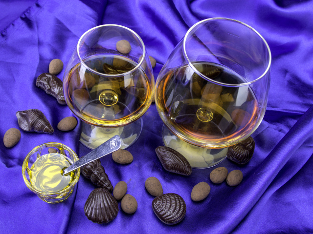 Коньяк в бокалах с шоколадными конфетами