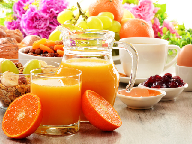 Свежевыжатый апельсиновый сок на завтрак 