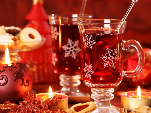 Новогодний глинтвейн с праздничными свечами