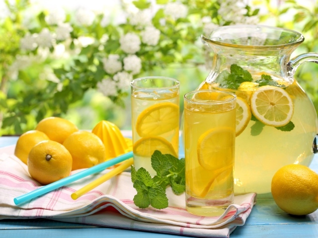 Кувшин и два стакана лимонада со свежих лимонов
