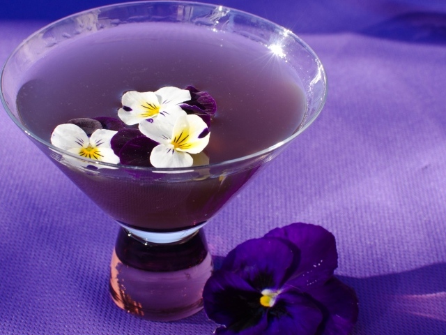 Фиолетовый коктейль Сангрия с текилой и цветами фиалки