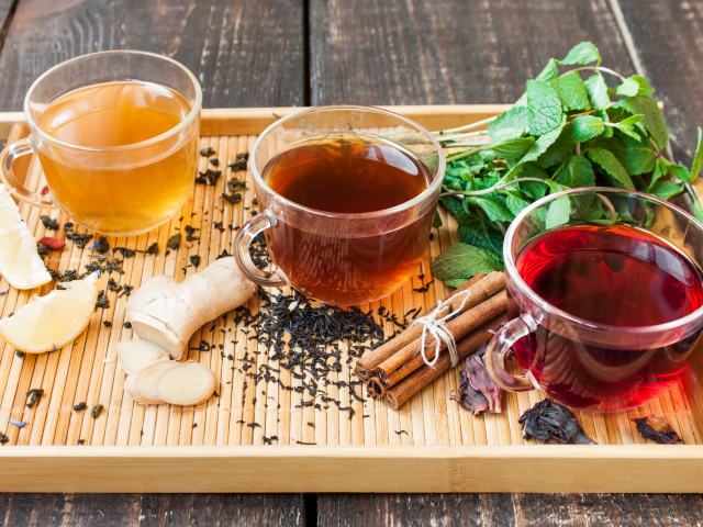 Три чашки чая с имбирем корицей и мятой
