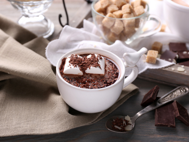 Белая чашка с горячим шоколадом и зефиром 