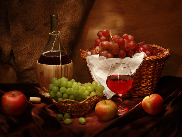 Вино со свежим виноградом и яблоками на столе