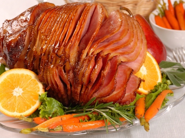 Аппетитный нарезанный кусок мяса с  лимоном 