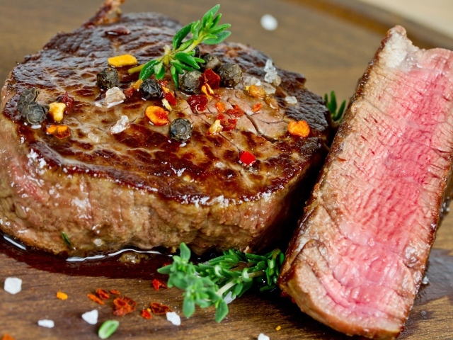 Аппетитный большой кусок мяса со специями 