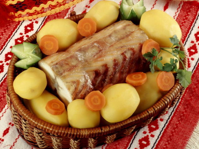 Аппетитный кусок мяса на столе с вареным картофелем