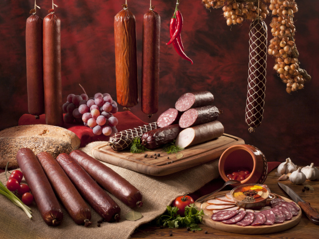 Аппетитные колбасы и хлеб на столе 