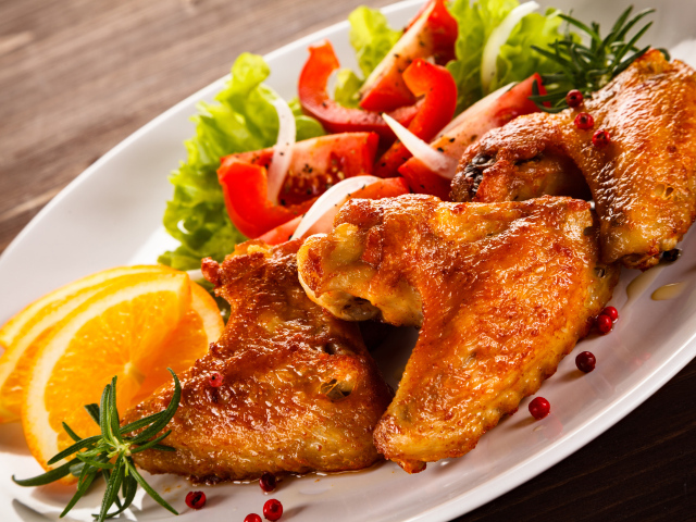 Запеченные куриные крылышки с овощами 