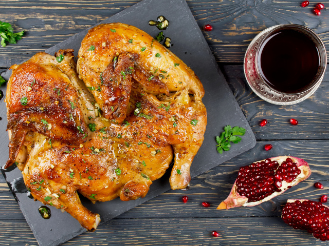 Вкусный жареный цыпленок табака с зернами граната