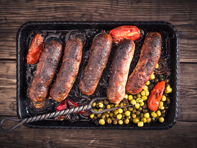 Жареные аппетитные сосиски с овощами 