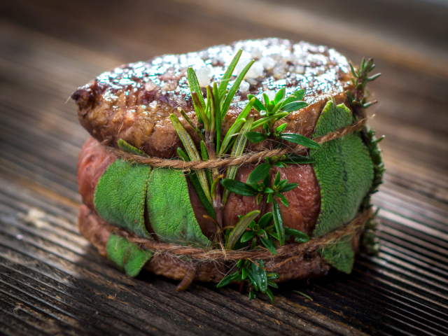 Зажаренный кусок мяса со специями крупным планом