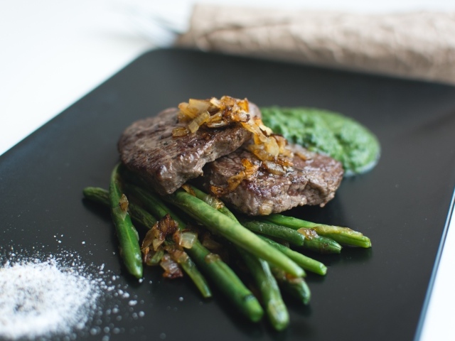 Сочная отбивная с зеленой спаржей и соусом