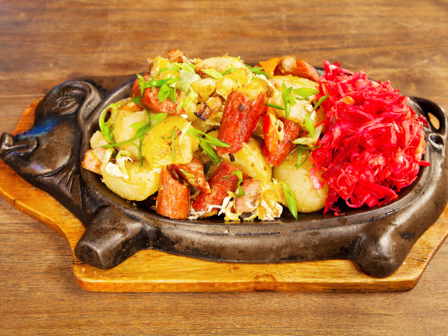 Мясо с овощами в забавном блюде на столе