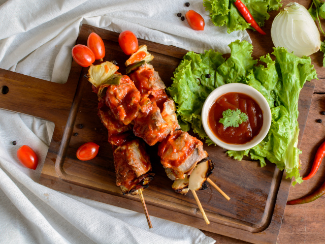 Шашлык на шпажках с томатным соусом  