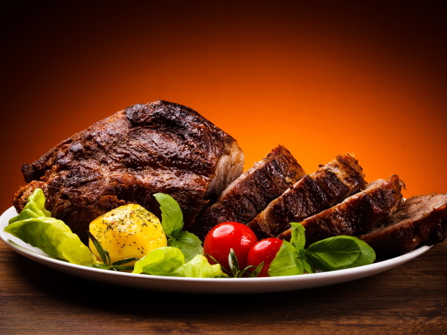 Нарезанное жареное мясо с овощами на блюде