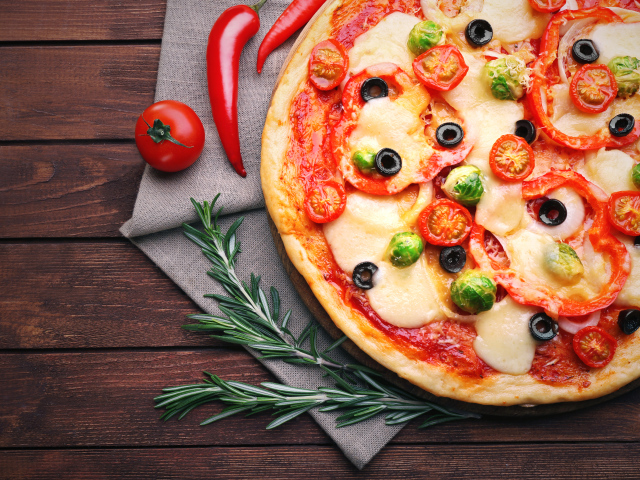 Аппетитная пицца с помидорами и болгарским перцем