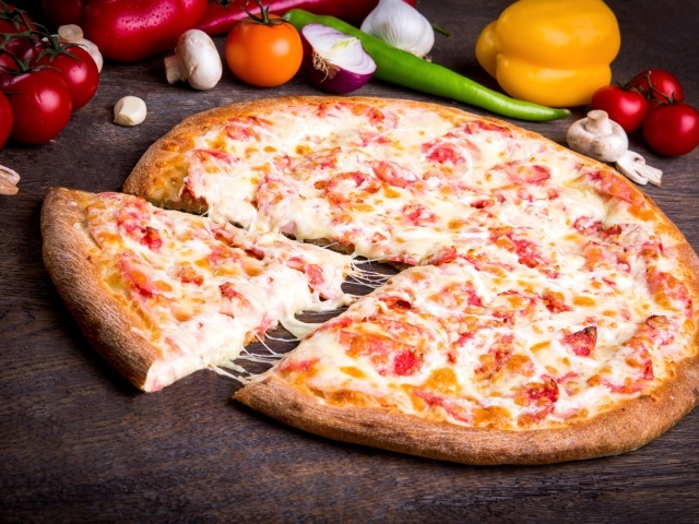 Вкусная горячая пицца с колбасой и сыром 