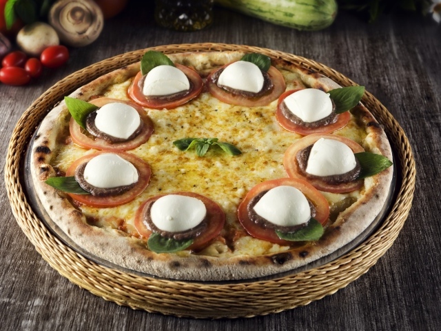 Свежая пицца с сыром и помидорами 