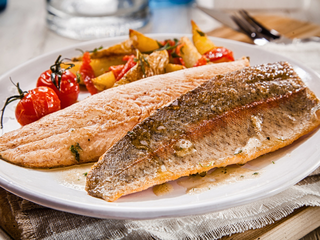 Жареное филе рыбы с овощами