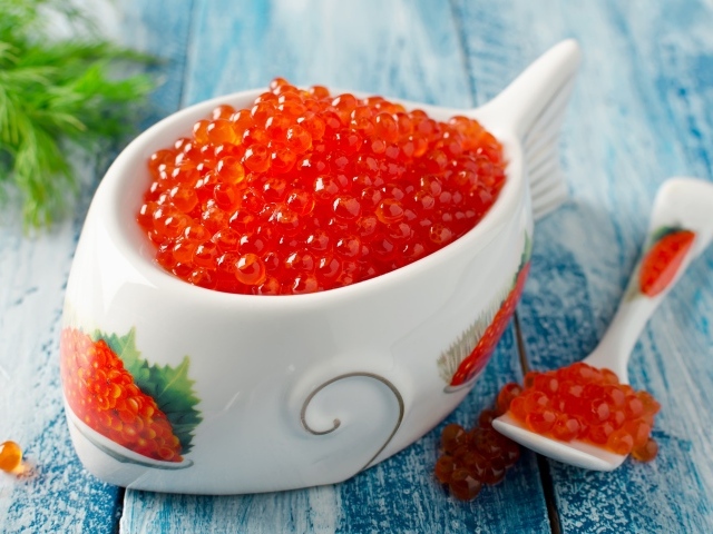 Красная икра с ложкой с пиале