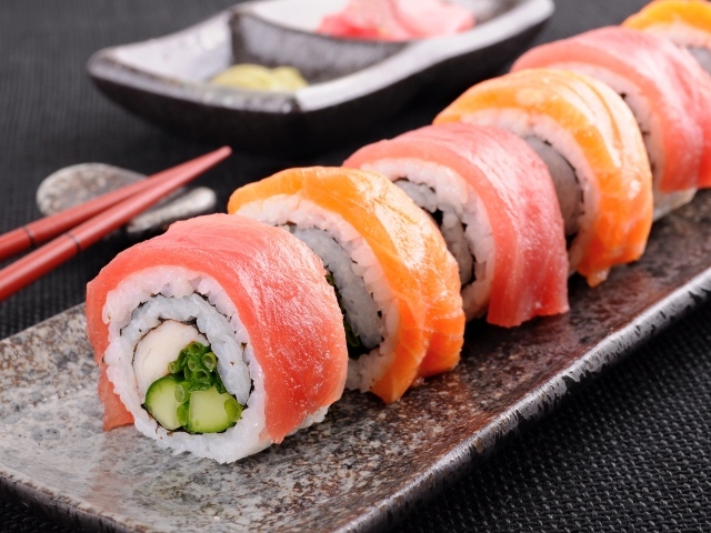 Роллы с красной рыбой и рисом на тарелке