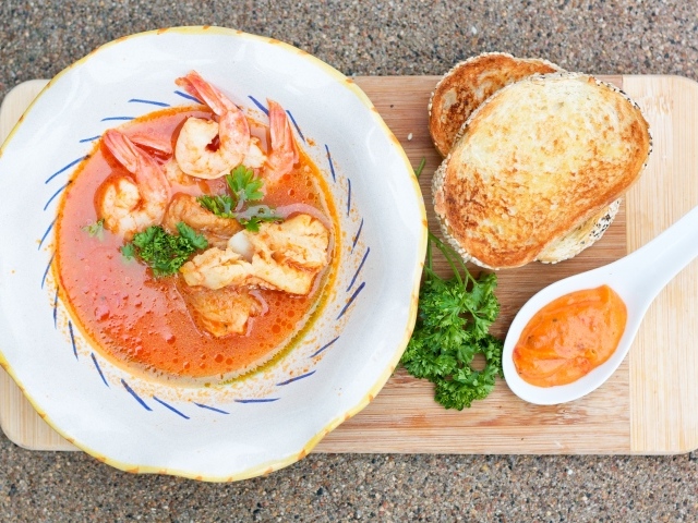 Томатный суп с креветками и гренками