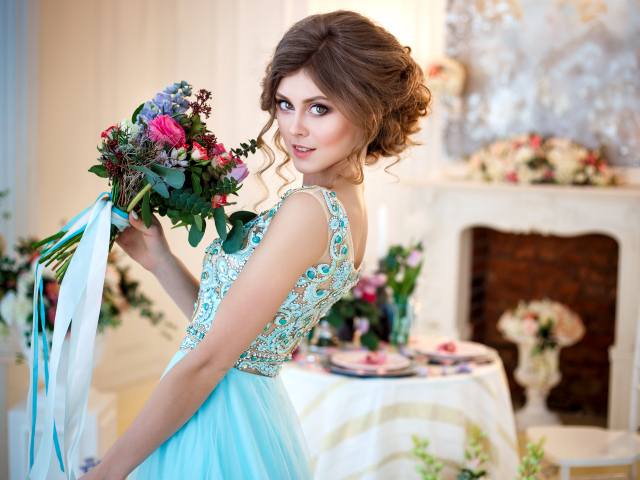Девушка шатенка в красивом платье бирюзового цвета