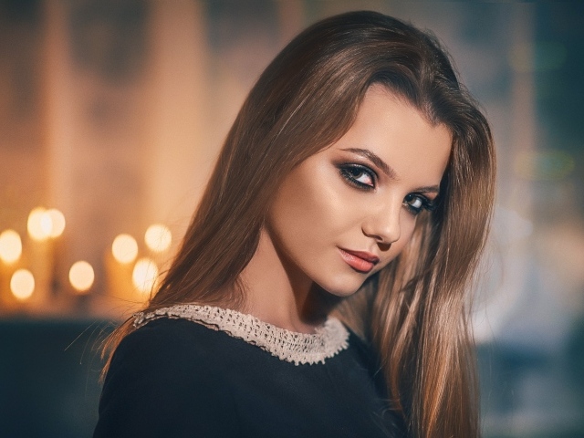 Девушка с красивыми глазами  и длинными волосами 