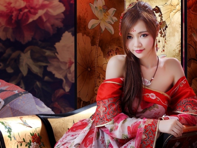 Красивая девушка азиатка в кимоно 