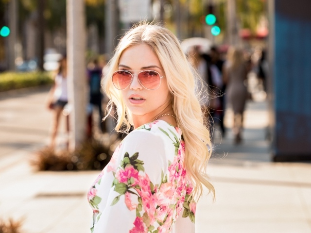 Красивая блондинка модель в солнечных очках