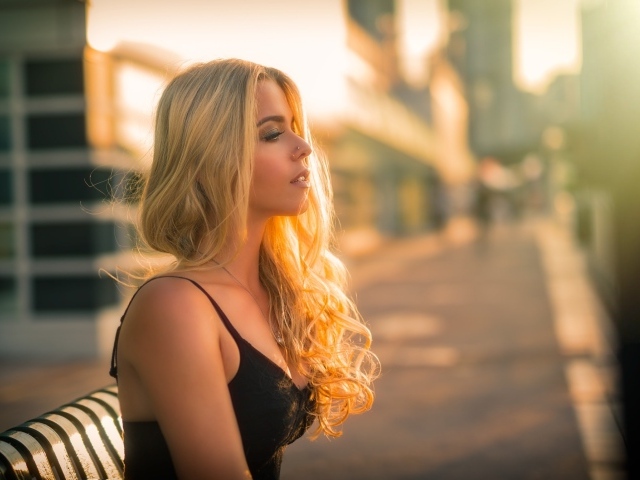 Красивая светловолосая девушка модель 