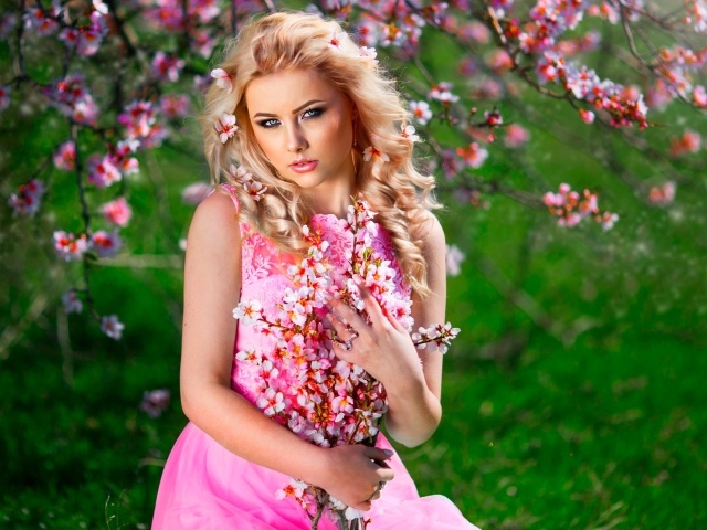 Красивая девушка блондинка с розовыми цветами 