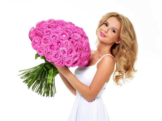 Красивая блондинка с большим букетом розовых роз на белом фоне