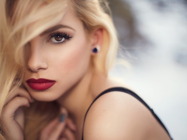 Красивая блондинка с карими глазами и красными губами