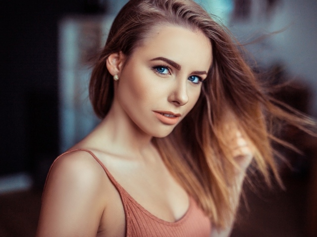 Красивая голубоглазая девушка с распущенными волосами 