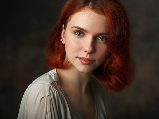 Красивая голубоглазая девушка с короткими рыжими волосами
