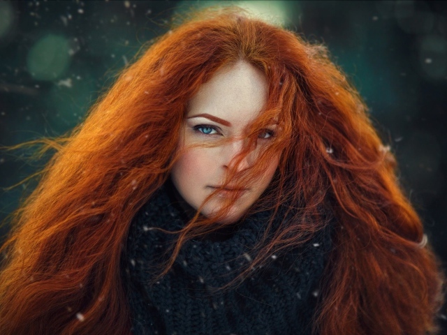 Красивая голубоглазая рыжеволосая девушка с длинными волосами