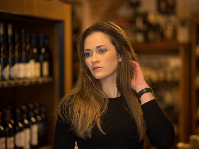 Красивая девушка брюнетка в винном погребе
