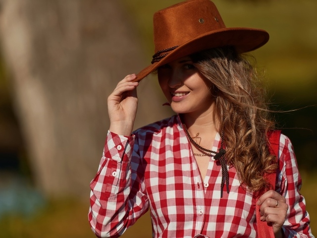 Красивая девушка брюнетка в ковбойской шляпе 