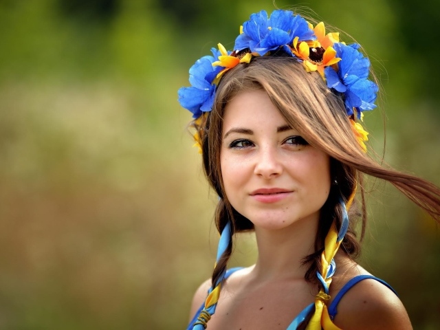 Красивая девушка брюнетка с венком на голове 