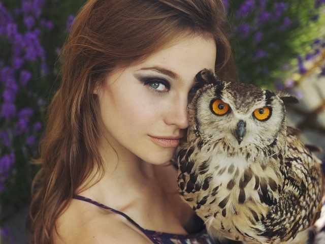 Красивая девушка брюнетка с совой 