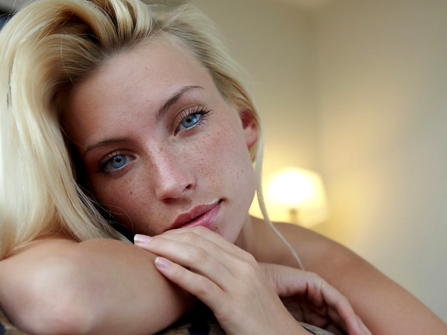 Красивая девушка блондинка с голубыми глазами 