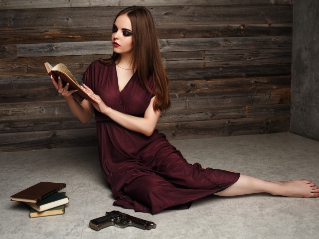Красивая девушка в бордовом платье с книгами