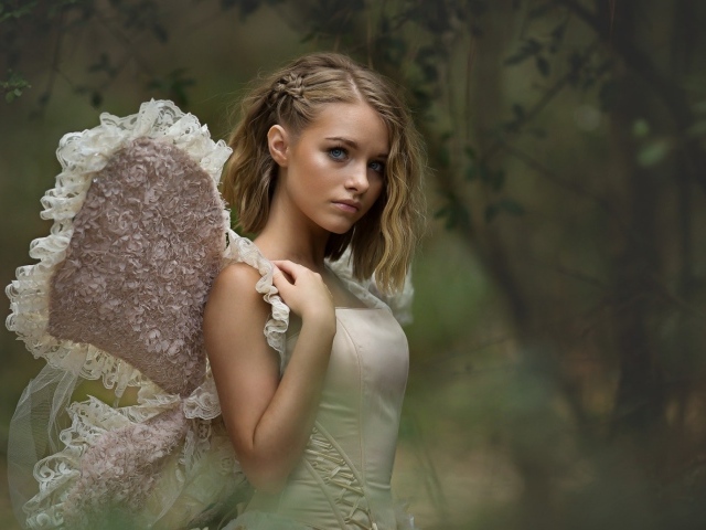 Красивая девушка в костюме с крыльями