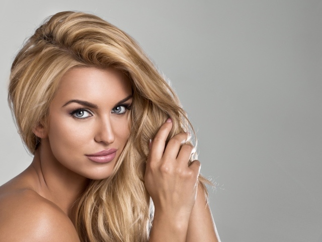 Красивая девушка модель с серыми глазами 