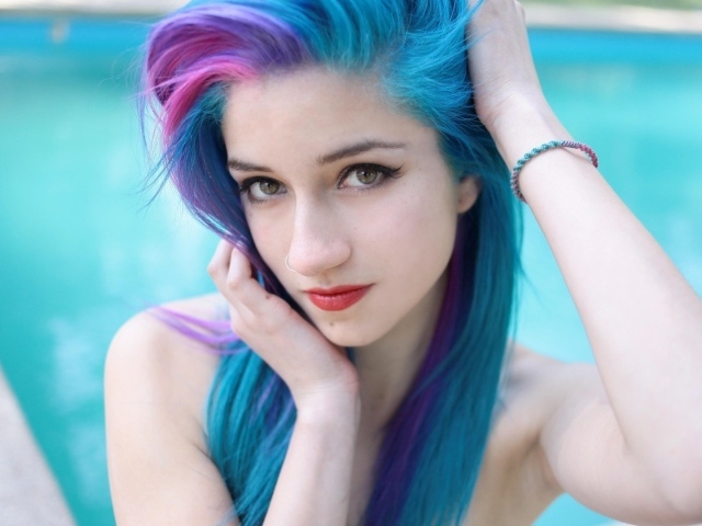 Красивая девушка с длинными голубыми волосами 