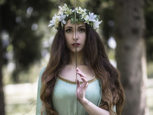 Красивая девушка модель с мечом в руках