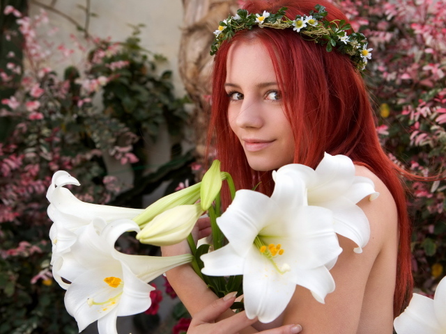 Красивая рыжеволосая девушка с букетом белых лилий
