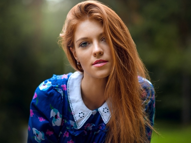 Красивая рыжеволосая девушка с зелеными глазами в красивом платье 